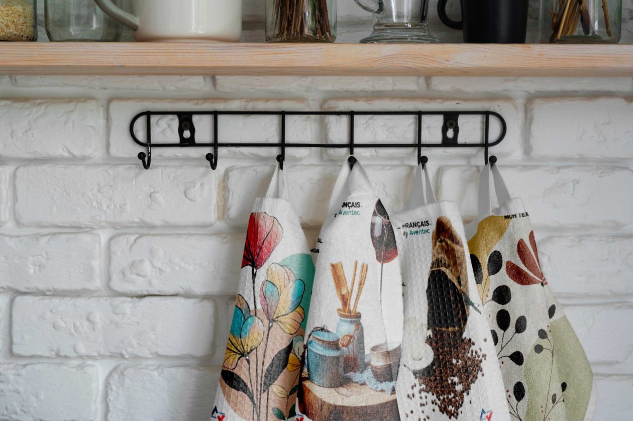 Torchons microfibre aux motifs floraux imprimés par sublimation, suspendus dans une cuisine
